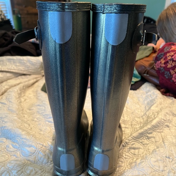 Hunter gold tall rubber boots. Worn twice. Girls sz 5. - Picture 4 of 6
